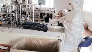工場内の機械も職員の服装も清潔です